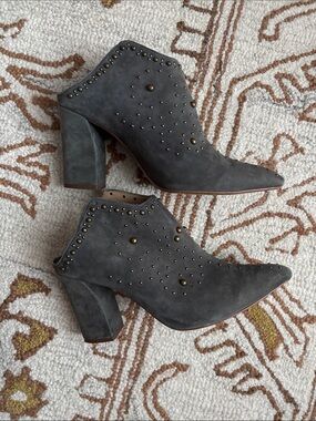 🩶 JOE’S Grey Suede Studded Booties